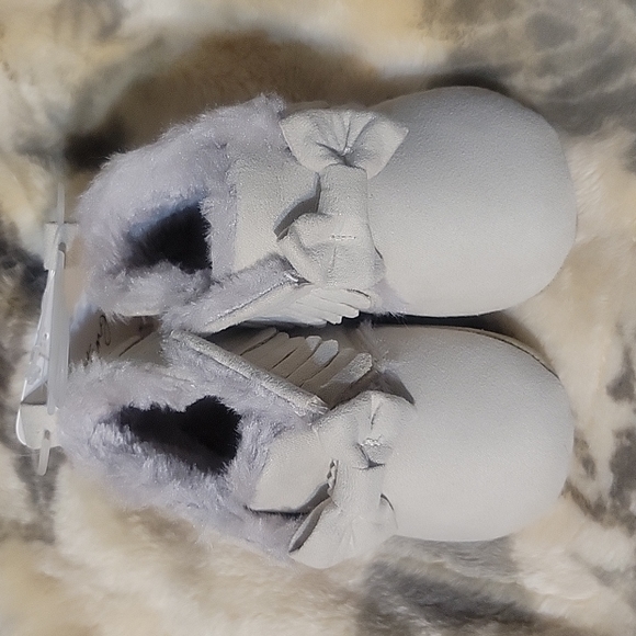 Baby girl starting out moccasins. - Picture 1 of 5